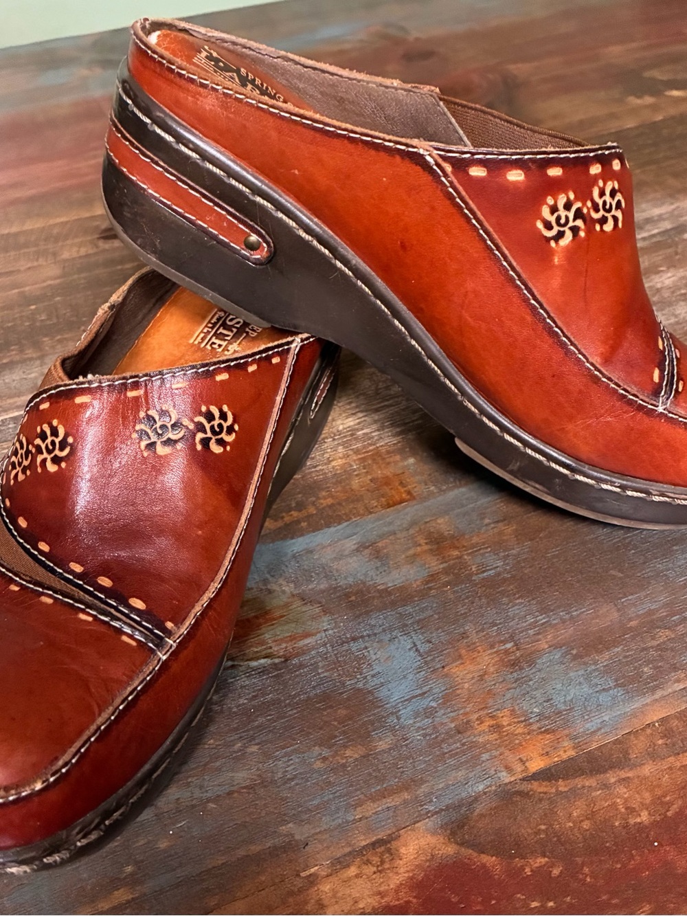 L’artiste Chino Clog Size Euro 38 US 7.5-8 Leather Color Camel